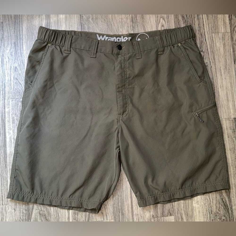 Wrangler Men's Olive Shorts size 44